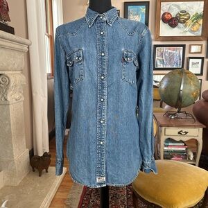 Vintage Women’s Levi's Blue Denim Shirt. Long sleeve. Button up.Large